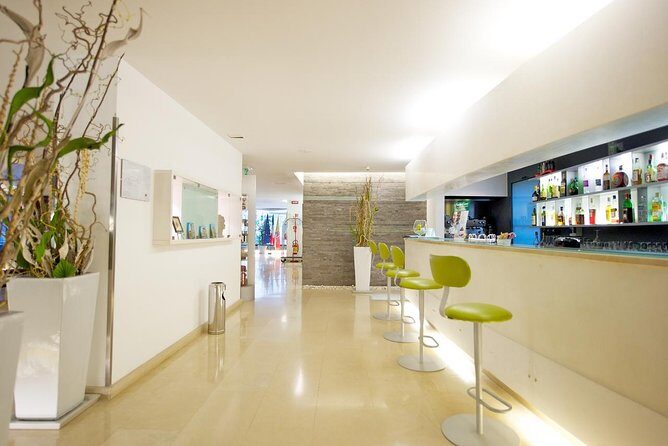 Private transfer from Palermo airport to Mercure Palermo Centro or vice versa - How the name-sign pickup saves time at Palermo airport (PMO)